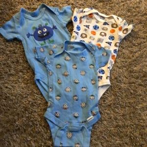 🚨3 onesie bundle